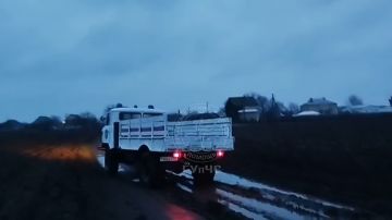 В Бендерах спасатели вытащили из грязи «Жигули»