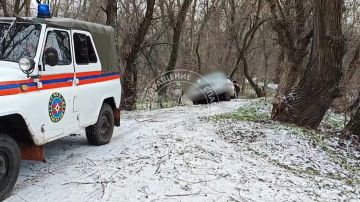 Сразу скажем, спасателям в итоге удалось вытянуть из грязи застрявший внедорожник
