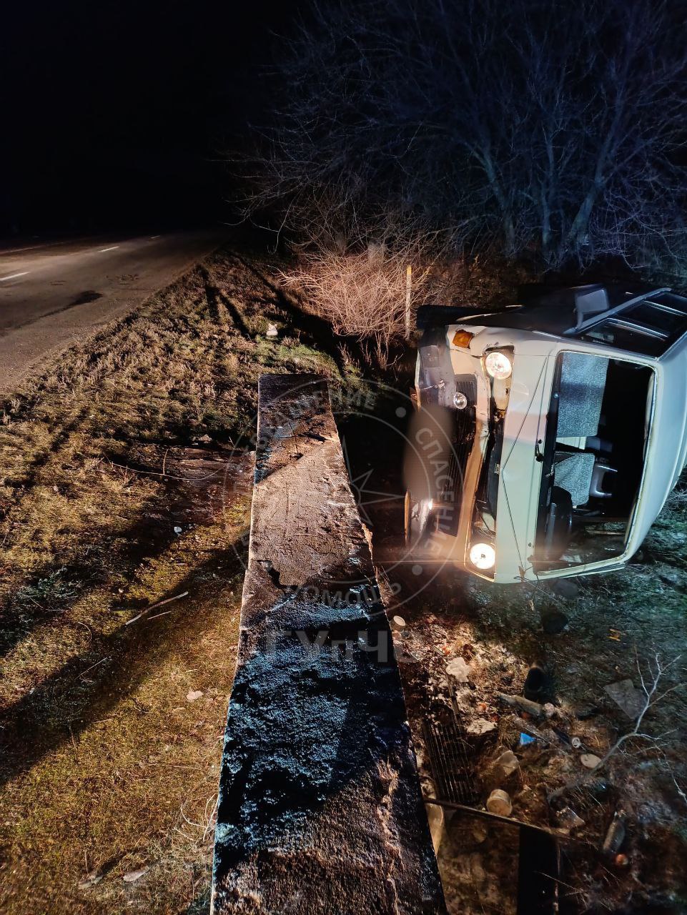 Спасатели помогли пострадавшему водителю