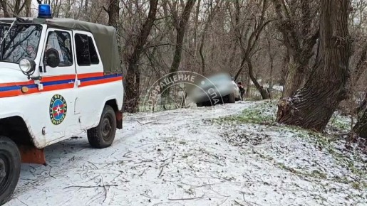 Сразу скажем, спасателям в итоге удалось вытянуть из грязи застрявший внедорожник