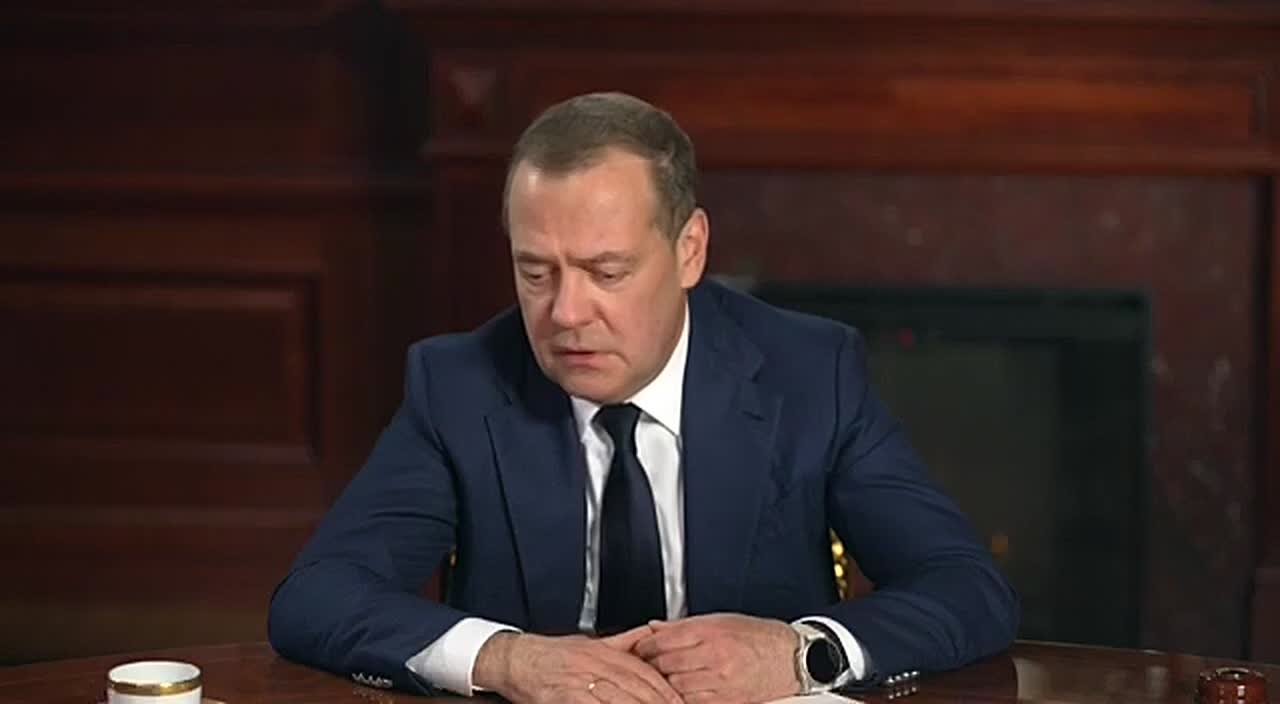 Дмитрий Медведев угрожает Зеленскому обезглавливанием, цитируя известную фразу Воланда из романа «Мастер и Маргарита» Булгакова