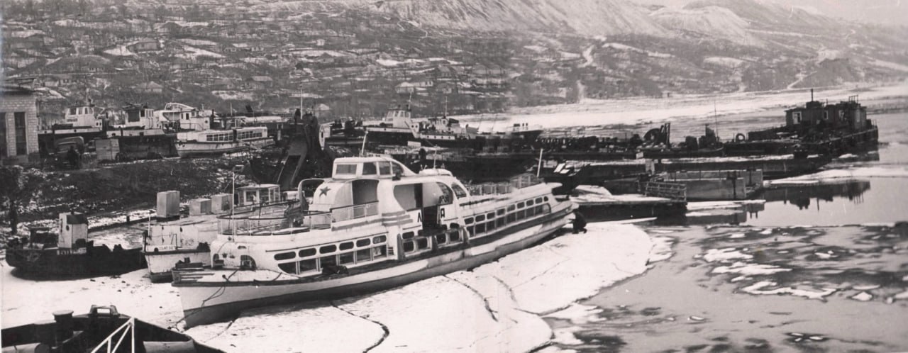 Речной порт в Рыбнице. Пассажирский теплоход «Литва» у причала