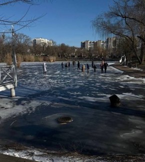 Опасный лёд на озере с лебедями в Екатерининском парке