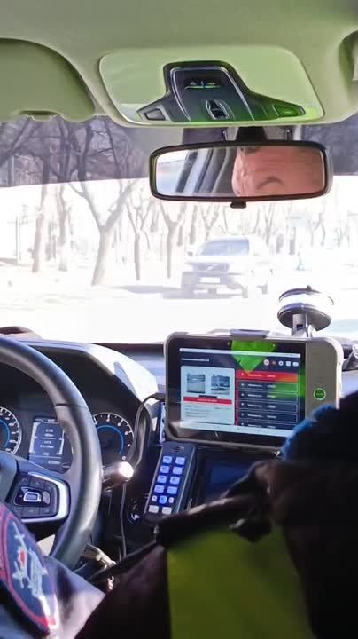 Внутри машины ДПС есть монитор, где видно, кто из водителей разговаривает по телефону за рулём