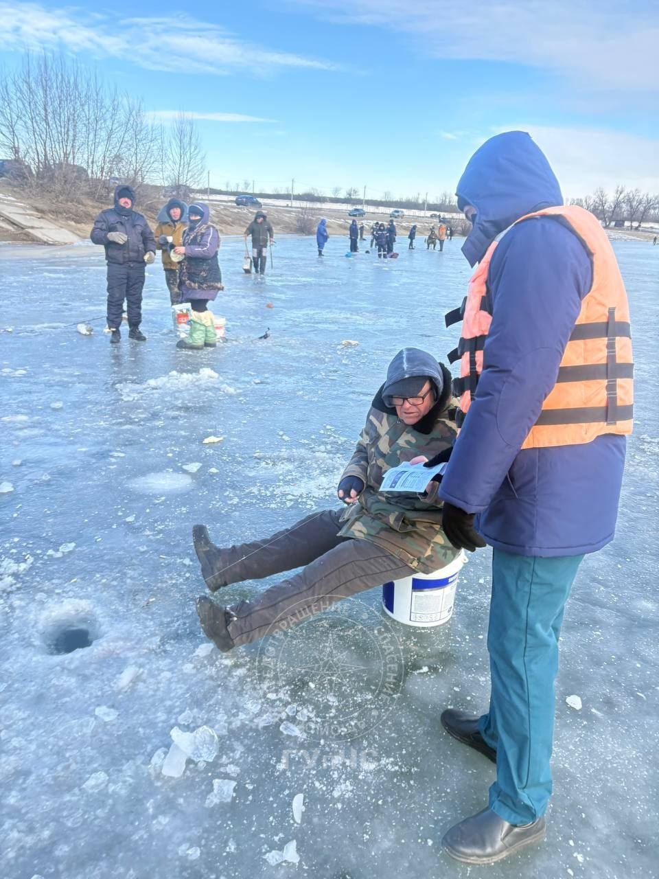 Спасатели общаются с рыбаками на Днестре, объясняют, чем опасен выход на лёд и как действовать, если человек провалился