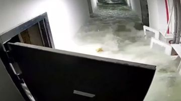 «Титаник» по-хабаровски: мощный поток воды вырвал металлическую дверь и затопил подземный паркинг в ЖК «Дуэт»