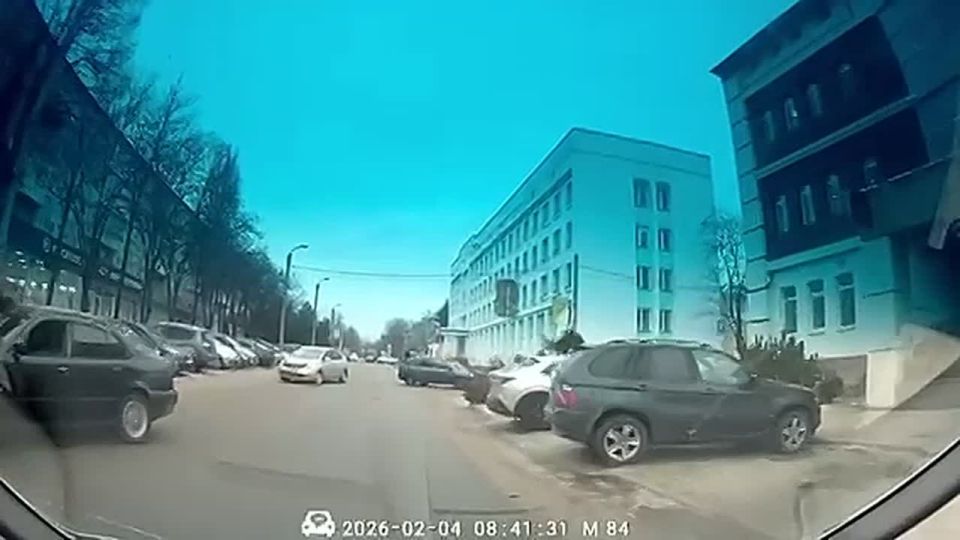 Бампер отвалился у «БМВ», когда она попала в аварию с «Приусом» возле репродуктивного центра в Тирасполе