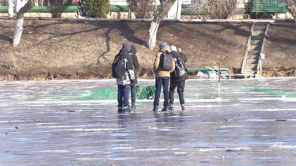 Дети опять выходят на лед озера в Екатерининском парке
