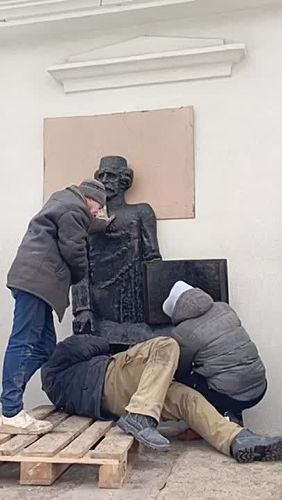 Барельеф Зелинского с новой рукой сейчас возвращают на дом-музей великого земляка