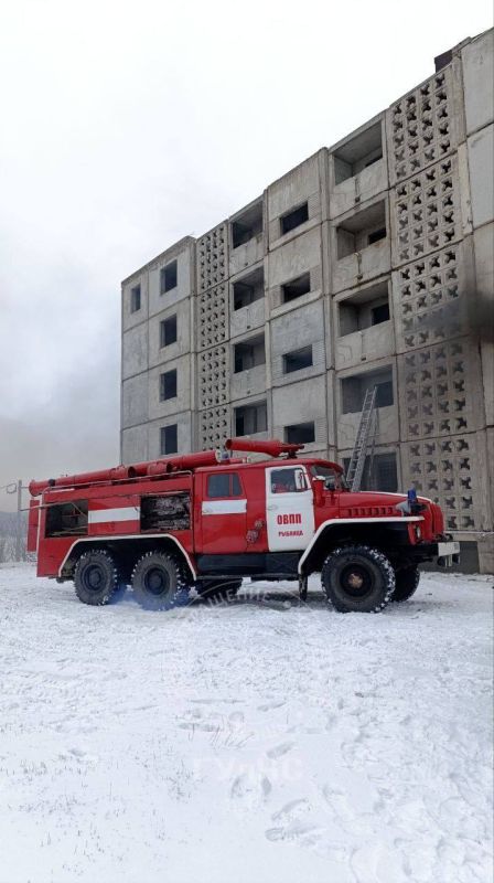 Рыбницкие огнеборцы и спасатели провели занятия по тушению условного пожара и эвакуации пострадавшего со второго этажа