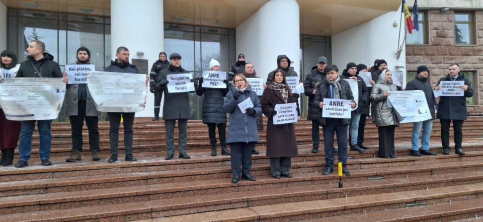 У здания Парламента проходит протест