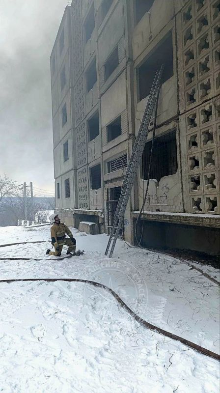 Рыбницкие огнеборцы и спасатели провели внеплановую тренировку по тушению условного пожара и эвакуации пострадавшего со второго этажа