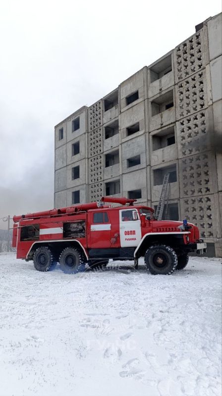 Рыбницкие огнеборцы и спасатели провели занятия по тушению условного пожара и эвакуации пострадавшего со второго этажа