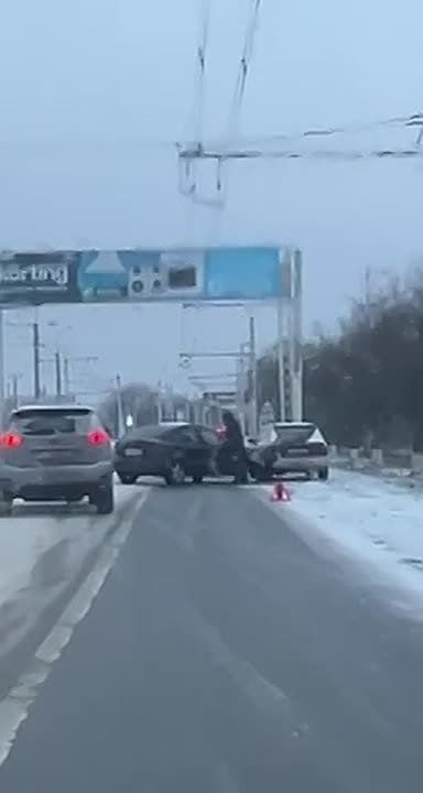 А ближе к «Фоишору» ещё пара машин стоит