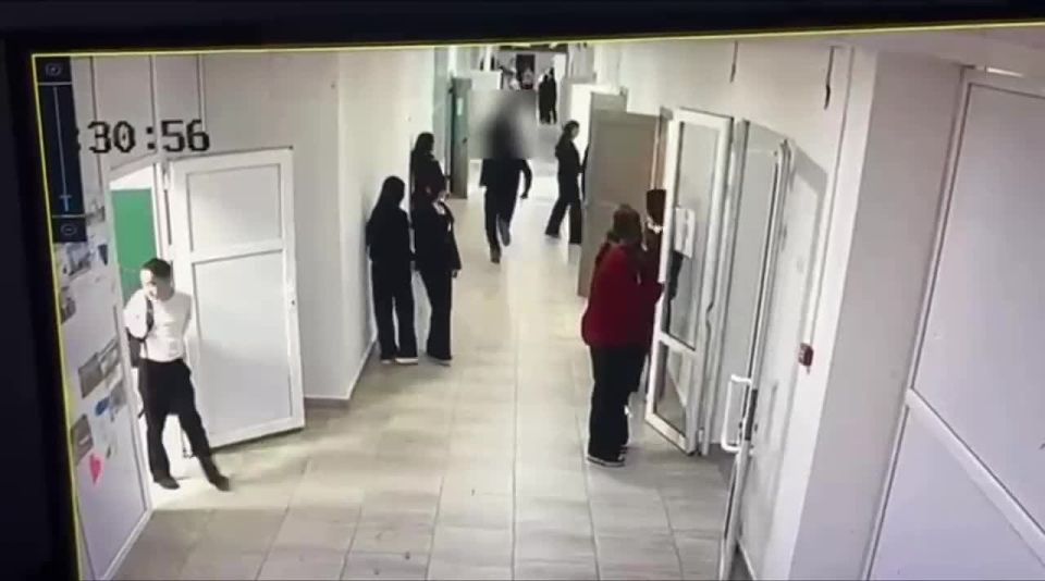 Школьник с топором ранил двух детей в школе в Кульсары — сообщают казахстанские СМИ