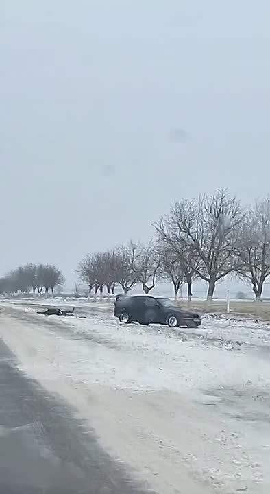 Две машины оказались по разные стороны дороги после столкновения между Бутором и Малаештами