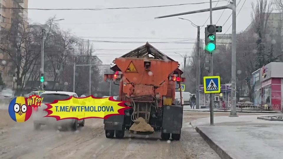 Российская техника раскидывает песок по всему Кишинёву
