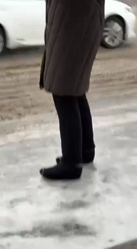 Люди надевают носки на обувь и тихонько ковыляют на остановку