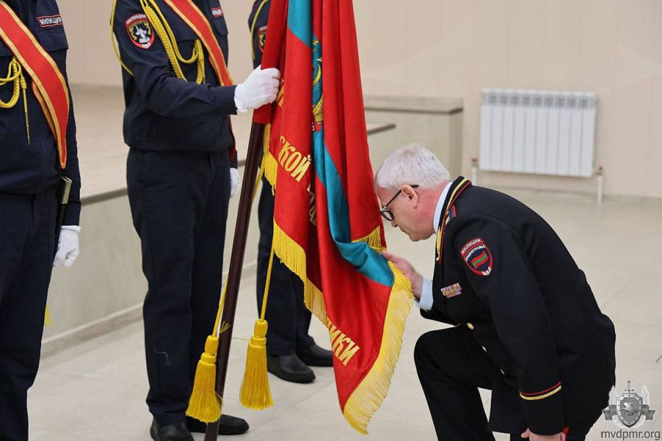 В МВД ПМР прошла церемония прощания со знаменем экс-министра внутренних дел Виталия Нягу