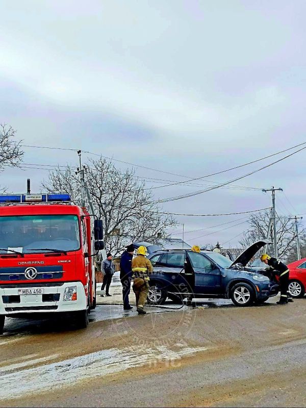 В Тирасполе спасатели тушили автомобиль