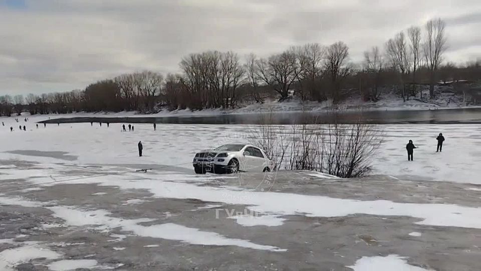 На видео бендерские спасатели тянут Мерседес из Днестра в районе городского пляжа