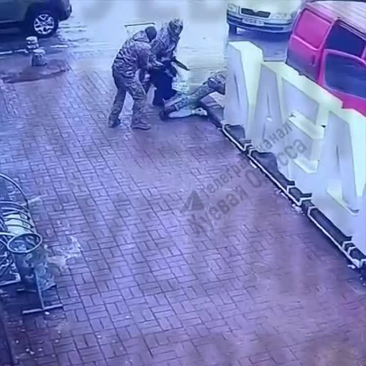 В Одессе парень повалил на землю двух из трех сотрудников ТЦК, которые выскочили из буса на ходу, чтобы задержать его