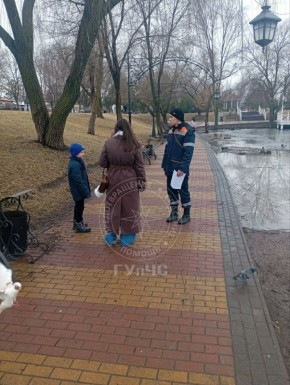 Спасатели патрулируют озеро в Екатерининском парке в центре Тирасполя