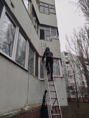 В квартиру через балкон пришлось проникнуть бендерским спасателям, чтобы помочь пожилой женщине