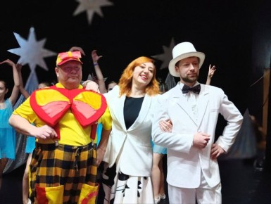 Цирковая династия семьи Райлян приглашает окунуться в мир детства, где всегда есть место чуду и волшебству