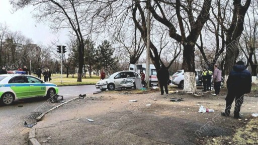 ДТП в Бендерах. В центре города, на перекрёстке улиц Коммунистическая и Лазо, столкнулись две иномарки