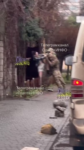 В Одессе 10х ТЦК-шников на Леваневского вытянули мужика с частного двора дома прям в шортах и тапочках