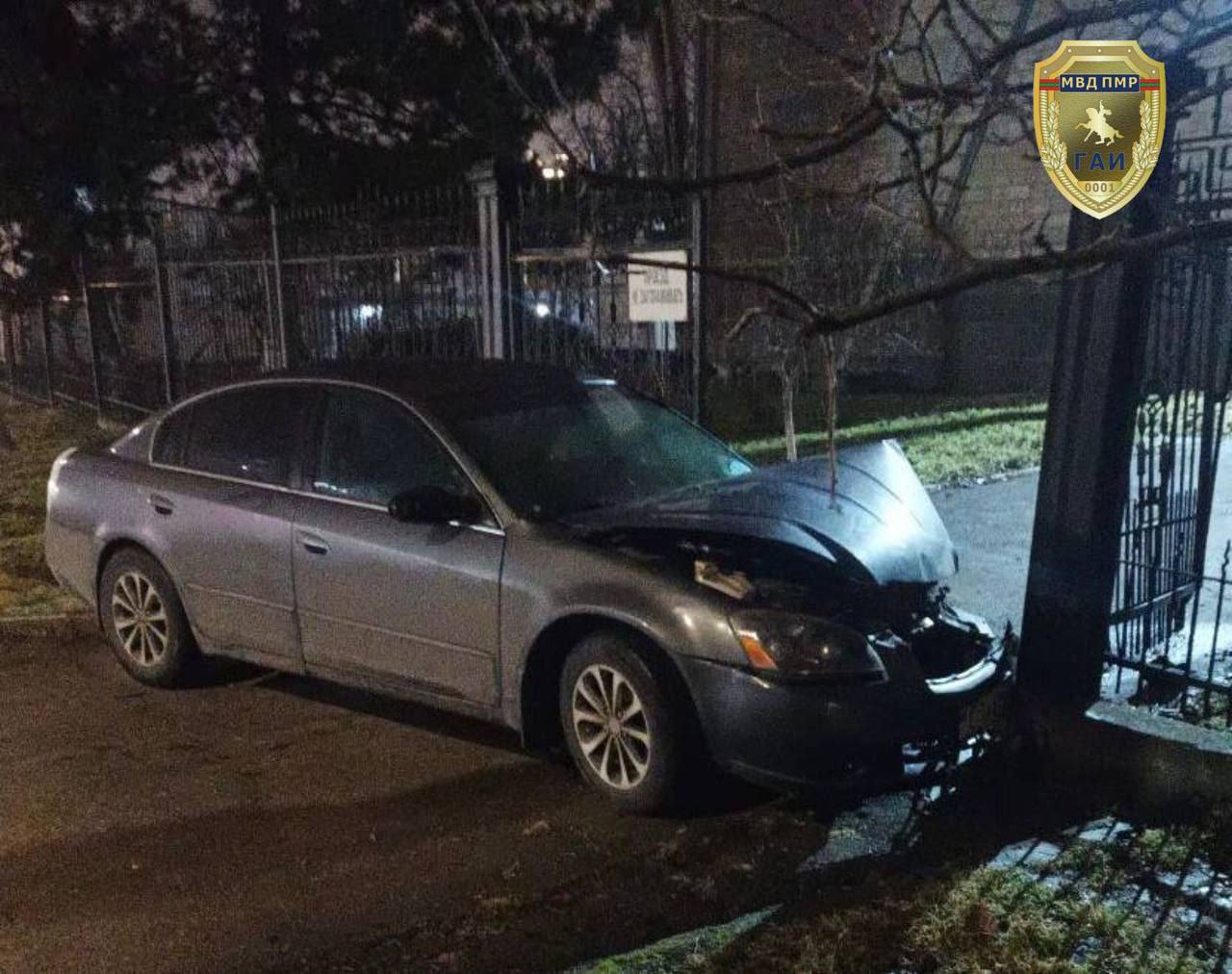 Пьяный водитель врезался в ворота Дворца Республики