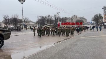 Шествие памяти. По центральной площади Тирасполя суворовцы идут с портретами погибших воинов-интернационалистов