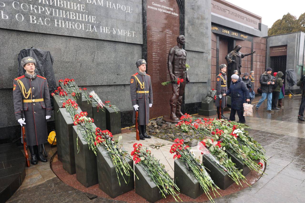 После шествия на Мемориале Славы состоялась церемония возложения цветов