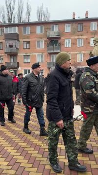 Жители Днестровска возложили цветы к памятнику воинам-интернационалистам