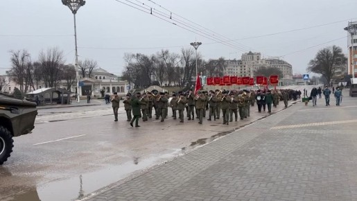 Шествие памяти. По центральной площади Тирасполя суворовцы идут с портретами погибших воинов-интернационалистов
