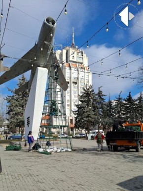 Ёлку в парке Авиаторов убирают до следующей зимы