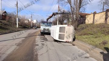 Опрокинулся на бок. В Тирасполе, на улице Щорса, 16 февраля микроавтобус «Мерседес» перевернулся на бок