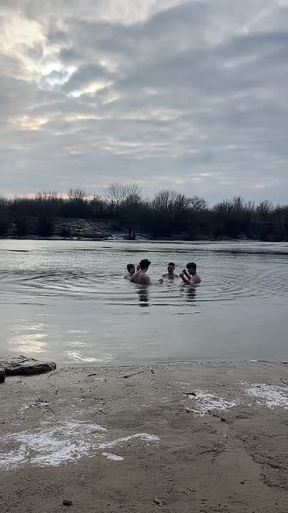 Приднестровские моржи начинают утро с пробежки в центре Тирасполя, а потом плавают в ледяном Днестре