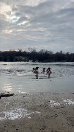 Приднестровские моржи начинают утро с пробежки в центре Тирасполя, а потом плавают в ледяном Днестре