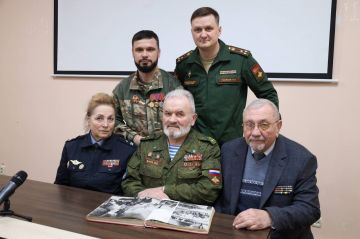 В преддверии Дня защитника Отечества гостями «Экспертного клуба» газеты «Приднестровье» стали: депутат ВС ПМР и руководитель проекта «Наследники Побед» Игорь Буга, председатель Союза защитников ПМР Валерий Ширков, глава...