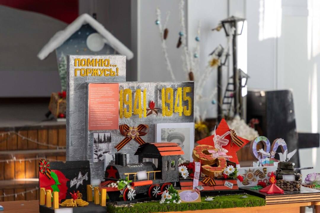 Из пенопласта, картонных коробок, ниток, старых игрушек и даже макарон — в Тираспольском Суворовском училище к 23 февраля открылась масштабная выставка творческих работ суворовцев