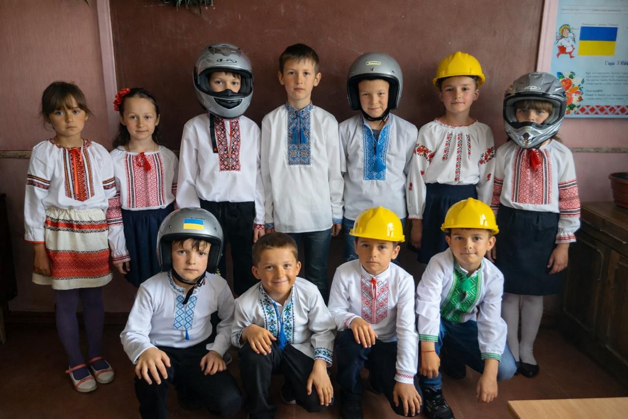 На Украине в одной из гимназий детей заставили принять участие в акции «Шлем памяти» в честь придурка со шлемом