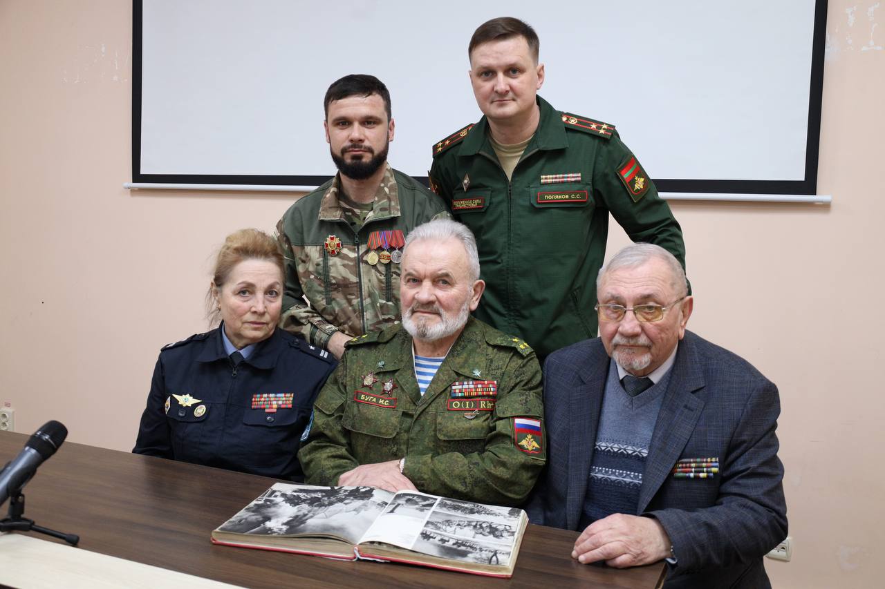 В преддверии Дня защитника Отечества гостями «Экспертного клуба» газеты «Приднестровье» стали: депутат ВС ПМР и руководитель проекта «Наследники Побед» Игорь Буга, председатель Союза защитников ПМР Валерий Ширков, глава...