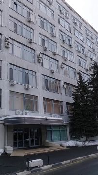 «Вы что делаете, идиоты? Идиоты!»: на офис Роскомнадзора уже час орёт депутат Миронов