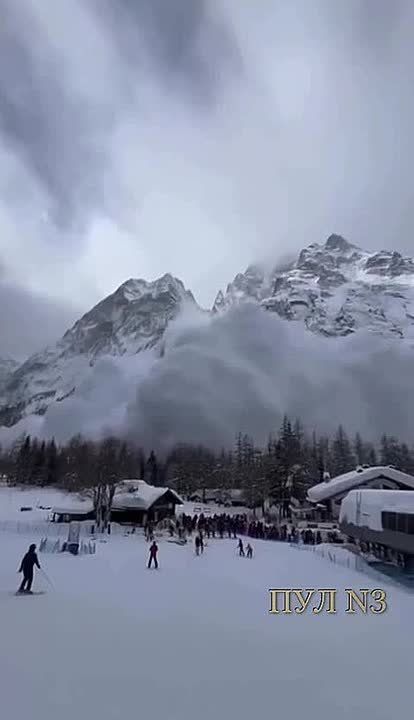 Огромная лавина накрыла лыжников в Альпах: