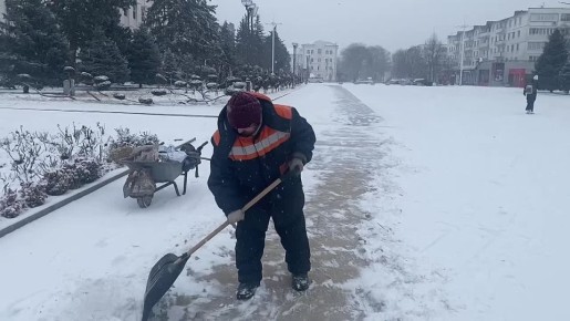 На улицах города десант из 150 дворников, чтобы почистить тротуары от снега