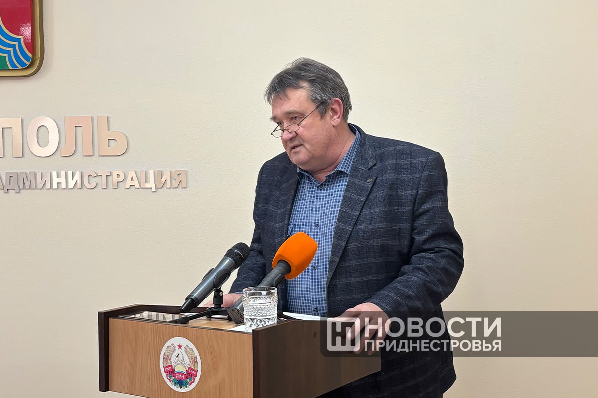 Около 2 тысяч тонн песчано-солевой смеси уже израсходовали в этом году на дорогах в Тирасполе, рассказал директор столичного дорожного ремонтно-строительного управления Александр Колышников