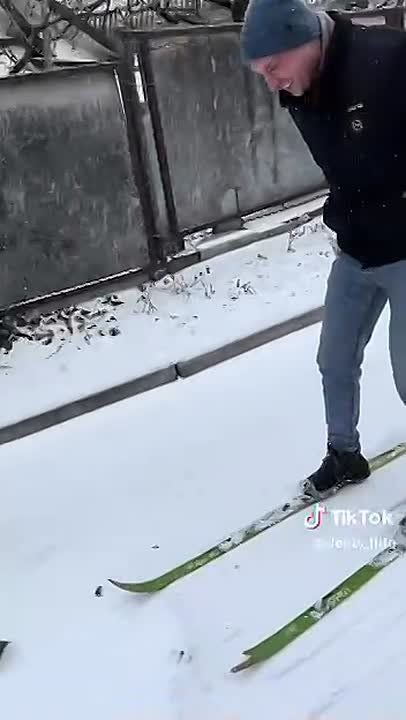 Тираспольчанин сегодня утром достал лыжи и поехал на работу