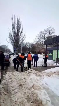 Работники Тираспольского троллейбусного управления вышли расчищать остановки